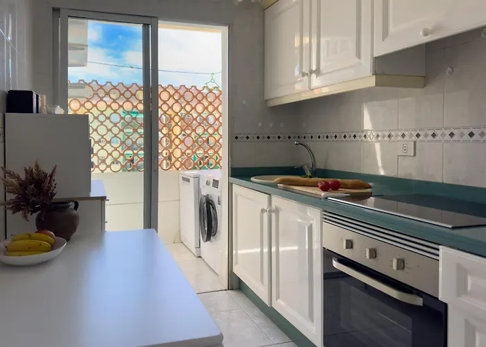 3 Bedrooms, 2 Bathrooms, Sea View, Pool, Tennis Court דירה *