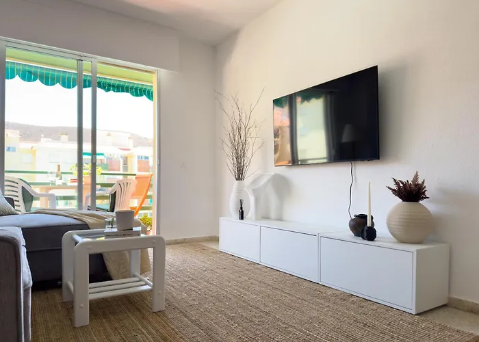 3 Bedrooms, 2 Bathrooms, Sea View, Pool, Tennis Court
