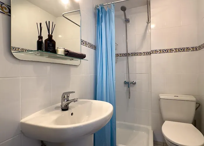 3 Bedrooms, 2 Bathrooms, Sea View, Pool, Tennis Court Apartman *