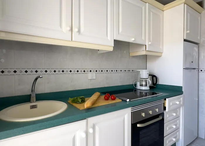 3 Bedrooms, 2 Bathrooms, Sea View, Pool, Tennis Court Apartman *