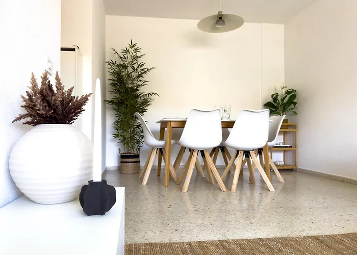 3 Bedrooms, 2 Bathrooms, Sea View, Pool, Tennis Court Apartman *