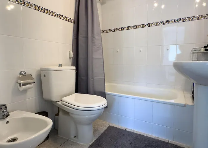 3 Bedrooms, 2 Bathrooms, Sea View, Pool, Tennis Court アパート